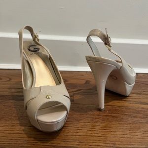 By Guess size 8M beige patent leather pumps